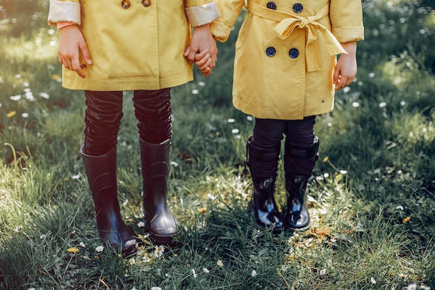 Nette kinder, die an einem regnerischen tag plaiyng sind