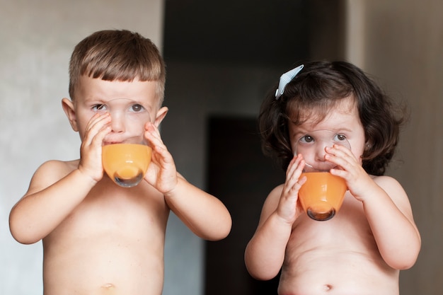 Nette Kinder, die Orangensaft trinken