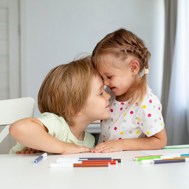 Kostenloses Foto nette kinder, die zu hause zeichnen