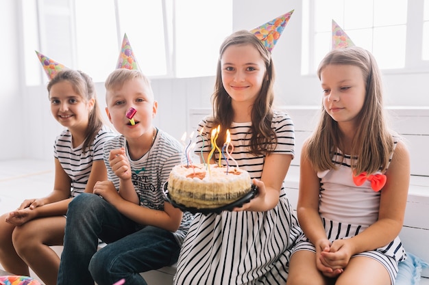 Kostenloses Foto nette kinder mit geburtstagskuchen