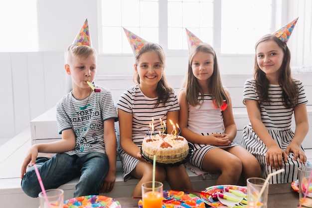 Nette Kinder mit Geburtstagskuchen