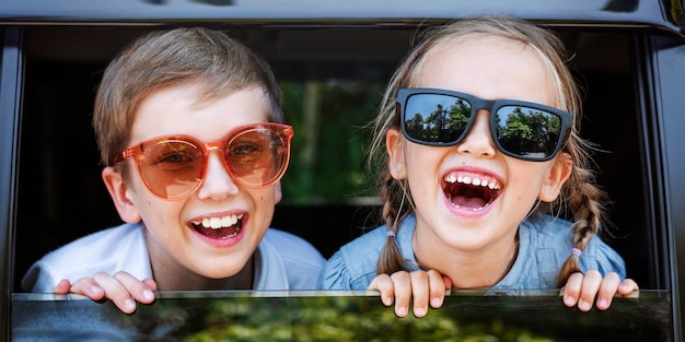 Nette Kinder mit großer Sonnenbrille und großem Lächeln