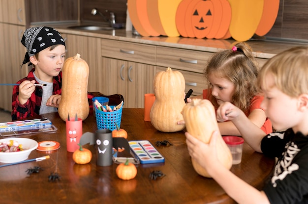 Nette Kinder mit Kürbis-Halloween-Konzept