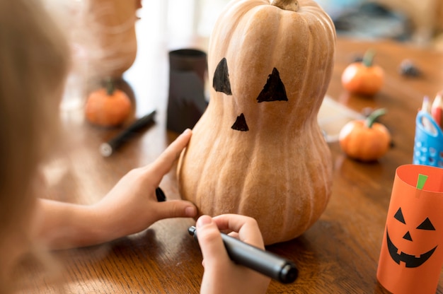 Kostenloses Foto nette kinder mit kürbis-halloween-konzept