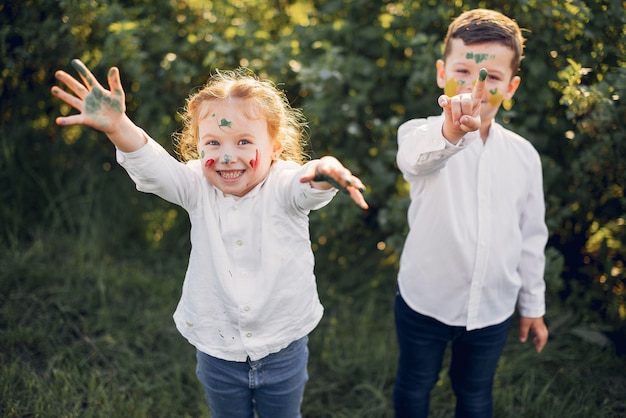 Nette kleine Kinder auf einem Frühlingsgebiet