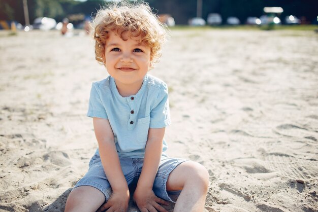 Nette kleine Kinder, die auf einem Sand spielen