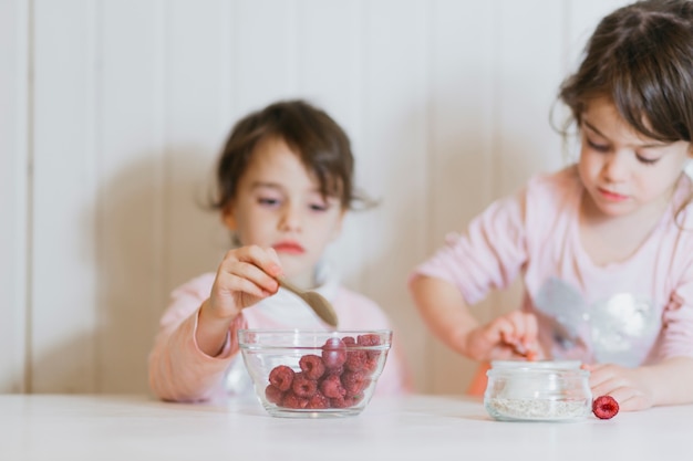 Kostenloses Foto nette mädchen, die himbeere essen