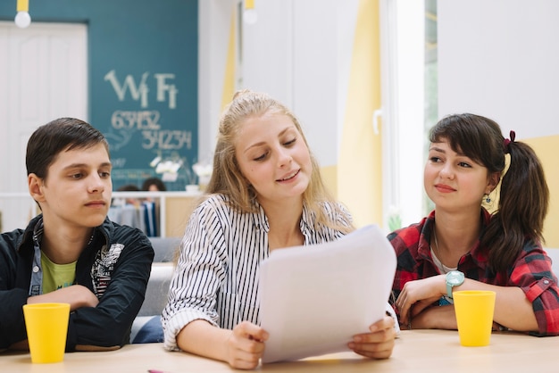 Nette Mitschüler mit Papieren