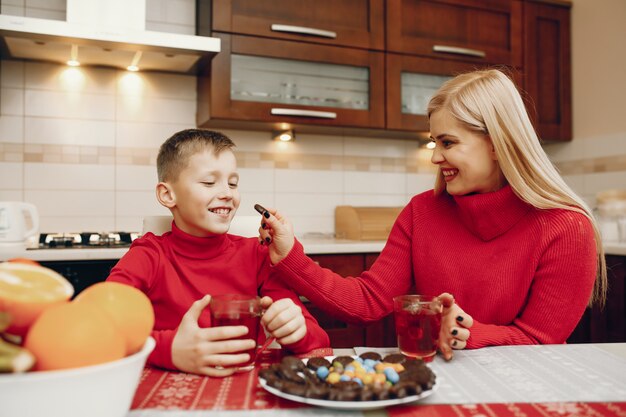 Nette Mutter mit kleinem Sohn in einer Küche