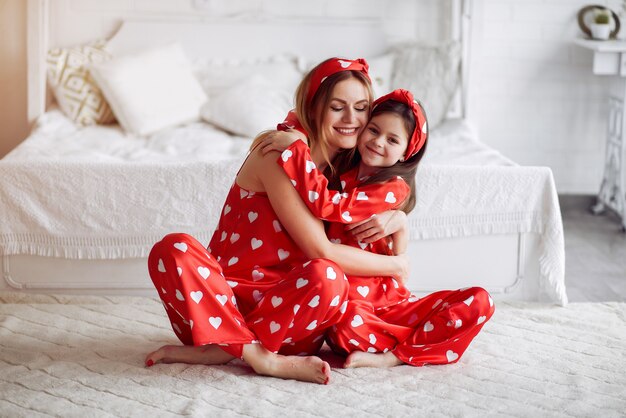 Nette Mutter und Tochter zu Hause in Pyjamas