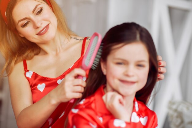 Nette Mutter und Tochter zu Hause in Pyjamas