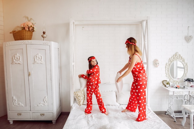 Nette Mutter und Tochter zu Hause in Pyjamas
