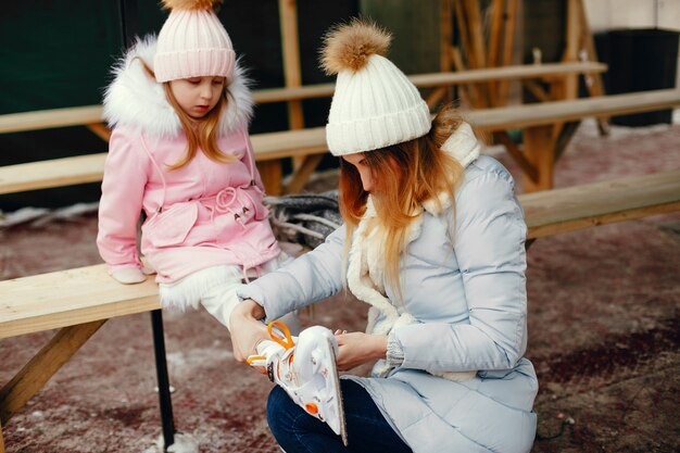 Nette und schöne Familie in einer Winterstadt