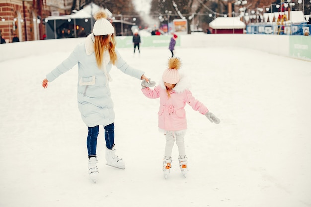 Nette und schöne Familie in einer Winterstadt