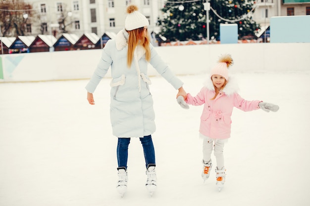 Nette und schöne Familie in einer Winterstadt