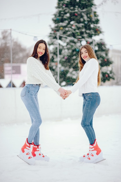 Kostenloses Foto nette und schöne mädchen in einer weißen strickjacke in einer winterstadt