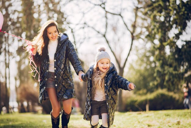 Nette und stilvolle Familie in einem Frühlingspark