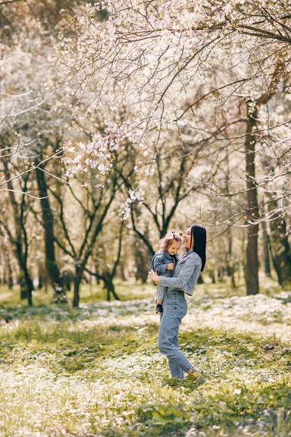 Nette und stilvolle Familie in einem Frühlingspark