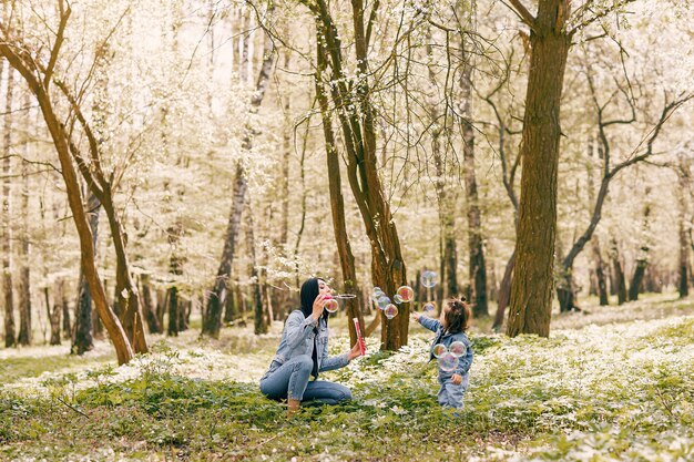 Nette und stilvolle Familie in einem Frühlingspark
