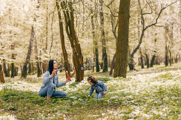 Nette und stilvolle Familie in einem Frühlingspark