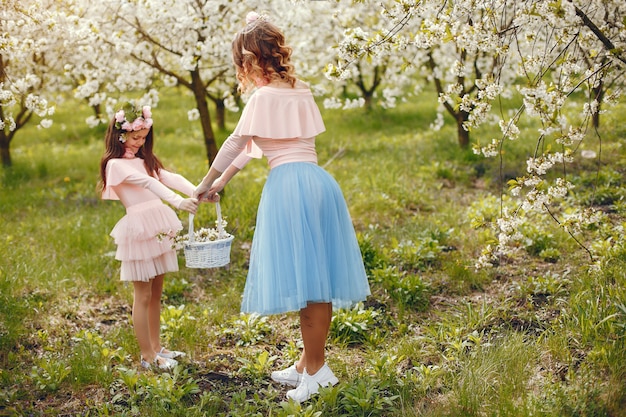 Nette und stilvolle Familie in einem Frühlingspark