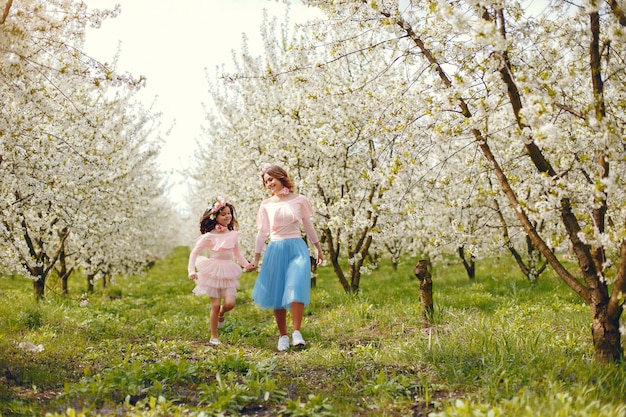 Nette und stilvolle Familie in einem Frühlingspark