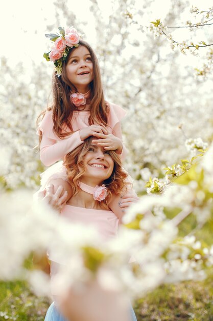 Nette und stilvolle Familie in einem Frühlingspark