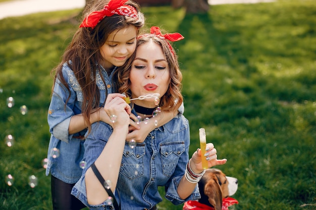 Nette und stilvolle Familie in einem Frühlingspark