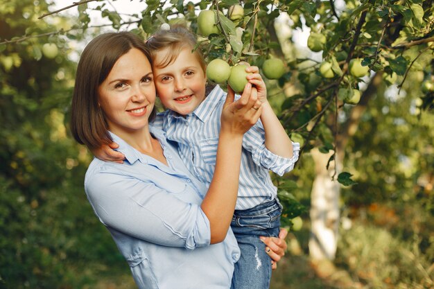 Nette und stilvolle Familie in einem Frühlingspark