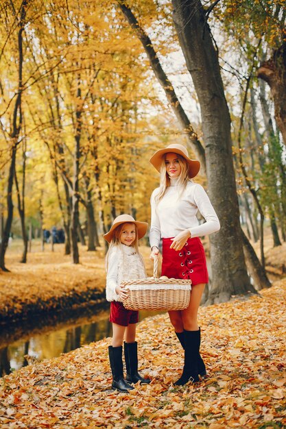 Nette und stilvolle Familie in einem Herbstpark