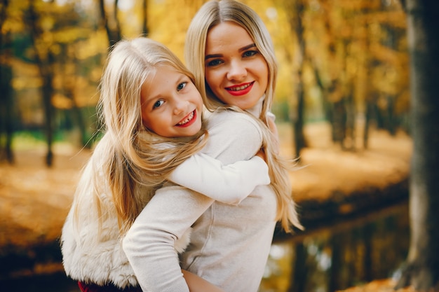 Nette und stilvolle Familie in einem Herbstpark