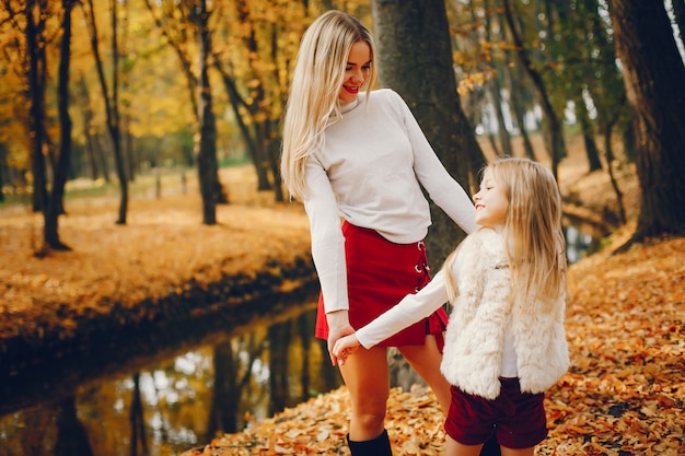 Nette und stilvolle Familie in einem Herbstpark