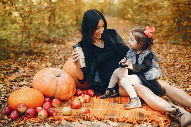 Nette und stilvolle Familie in einem Herbstpark