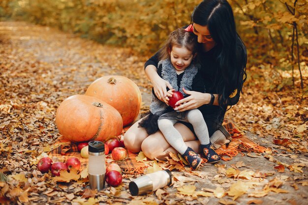 Nette und stilvolle Familie in einem Herbstpark