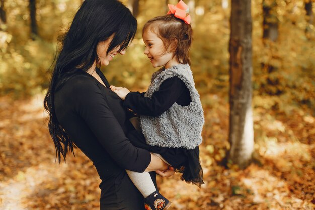 Nette und stilvolle Familie in einem Herbstpark