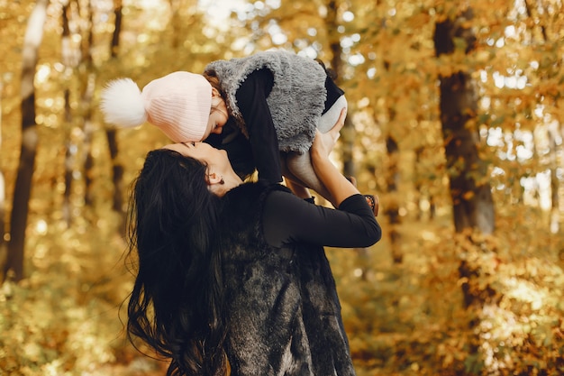 Nette und stilvolle familie in einem herbstpark