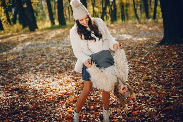 Kostenloses Foto nette und stilvolle familie in einem herbstpark