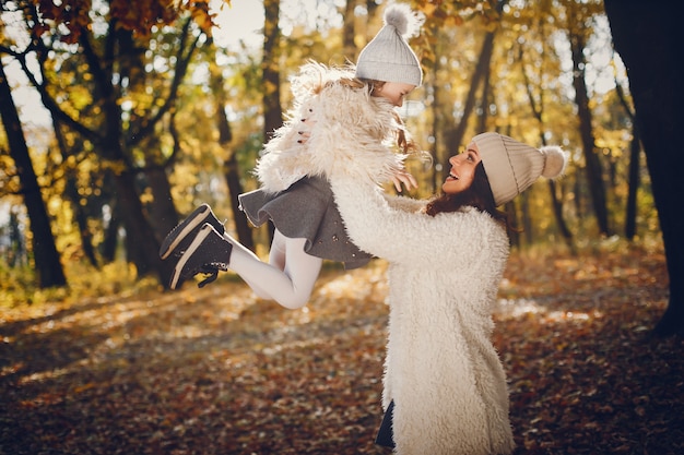 Nette und stilvolle Familie in einem Herbstpark