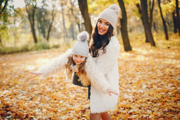 Nette und stilvolle Familie in einem Herbstpark