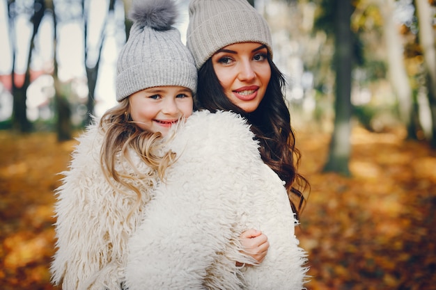 Nette und stilvolle Familie in einem Herbstpark