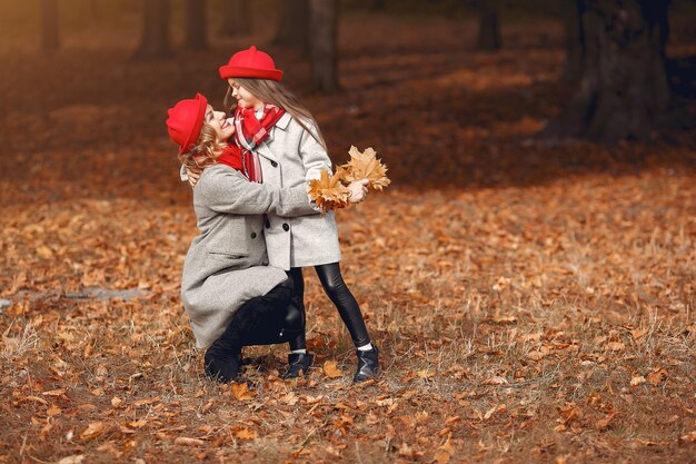 Nette und stilvolle Familie in einem Herbstpark