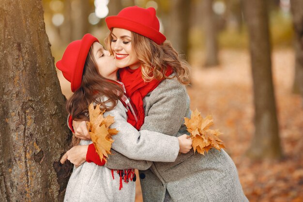 Nette und stilvolle Familie in einem Herbstpark