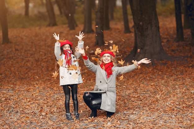 Kostenloses Foto nette und stilvolle familie in einem herbstpark