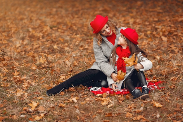 Nette und stilvolle Familie in einem Herbstpark