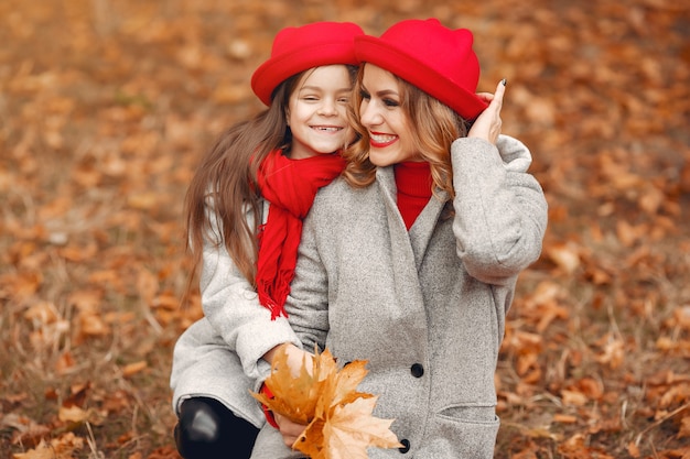 Nette und stilvolle Familie in einem Herbstpark