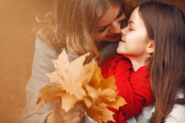 Nette und stilvolle Familie in einem Herbstpark