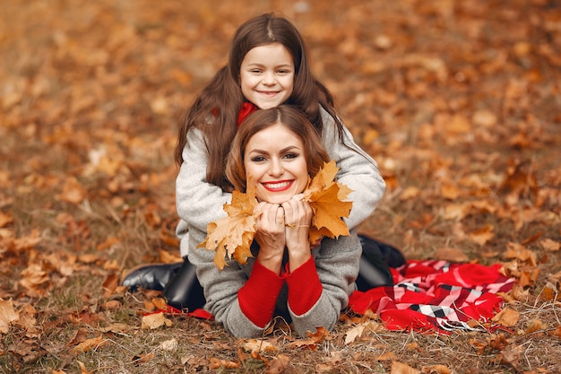 Nette und stilvolle Familie in einem Herbstpark