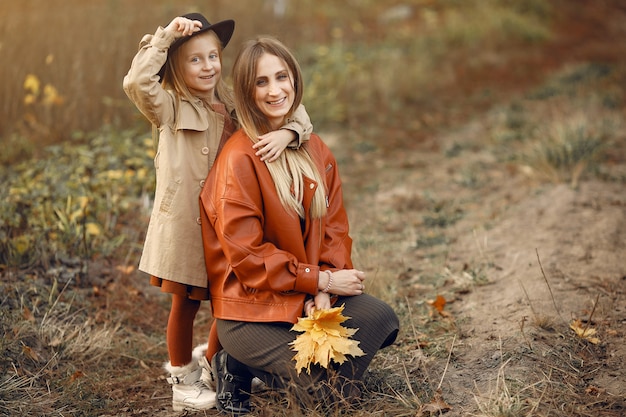 Nette und stilvolle Familie in einem Herbstpark