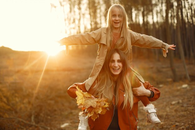 Nette und stilvolle Familie in einem Herbstpark