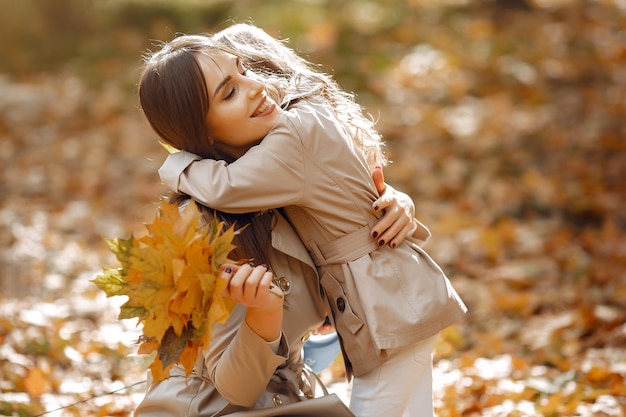 Nette und stilvolle Familie in einem Herbstpark